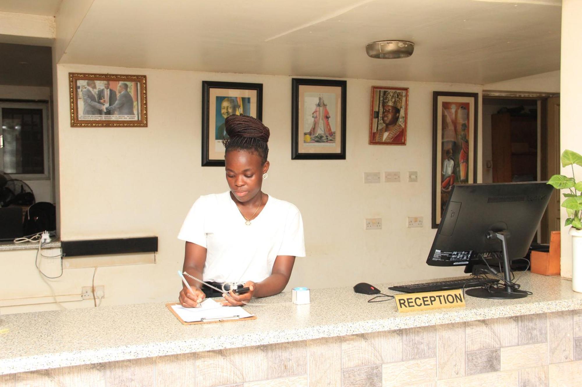 Entebbe Flights Motel Bagian luar foto