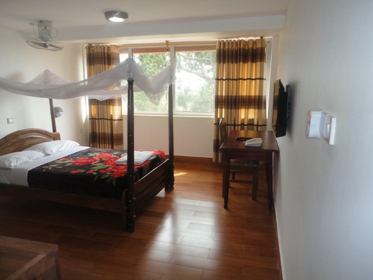 Entebbe Flights Motel Bagian luar foto