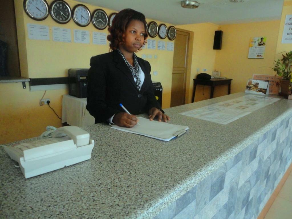 Entebbe Flights Motel Bagian luar foto